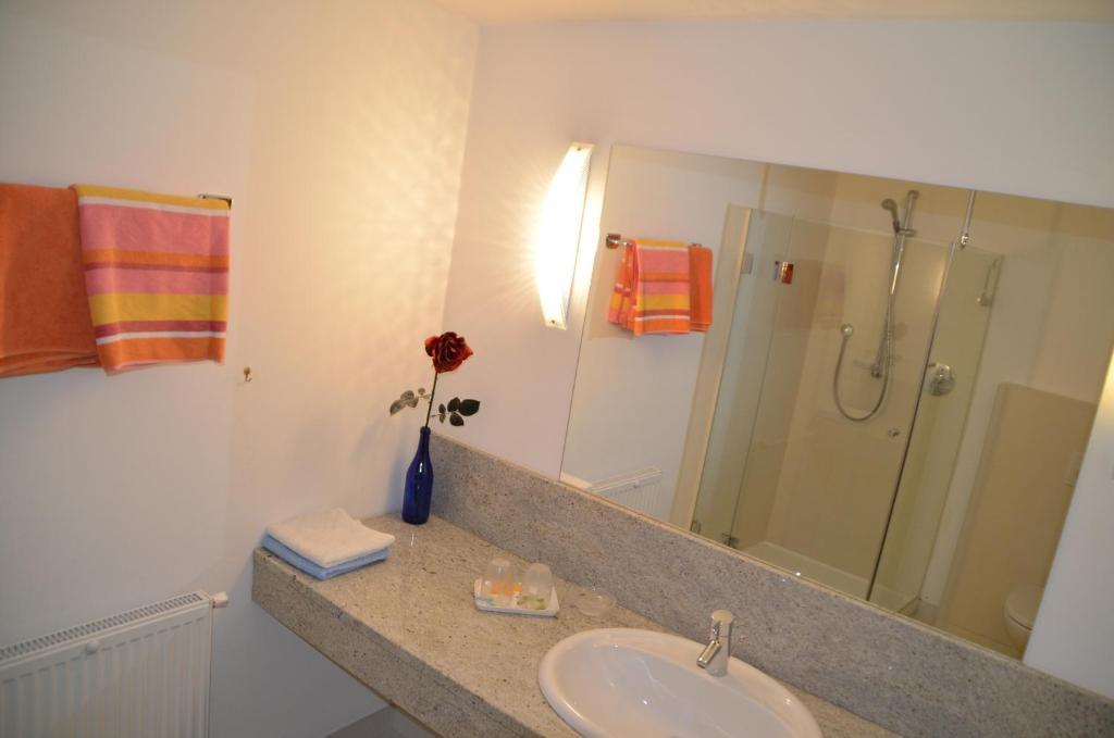 Pension Kirchbrugger Telfes im Stubai Kamer foto